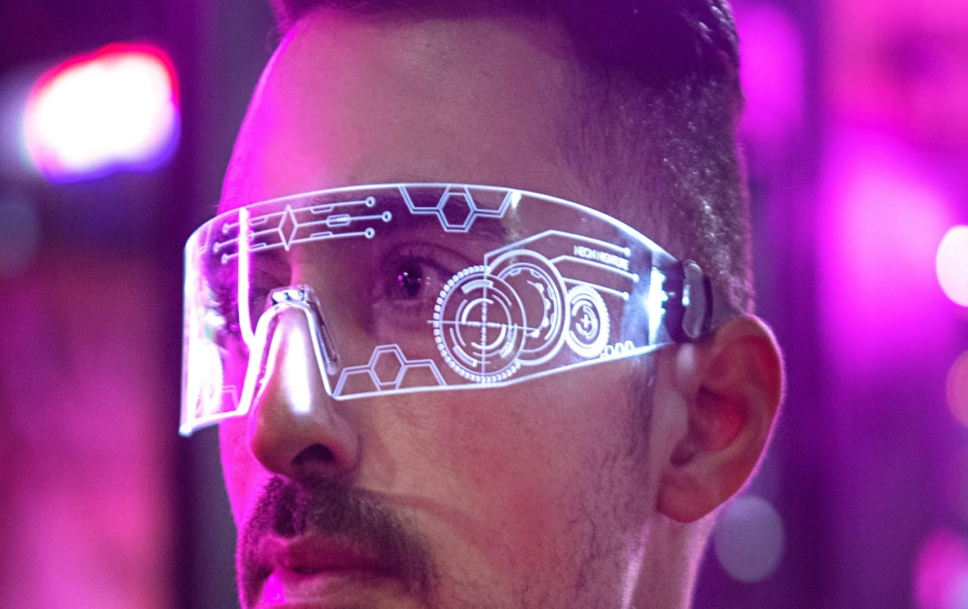 Hombre con gafas futuristas